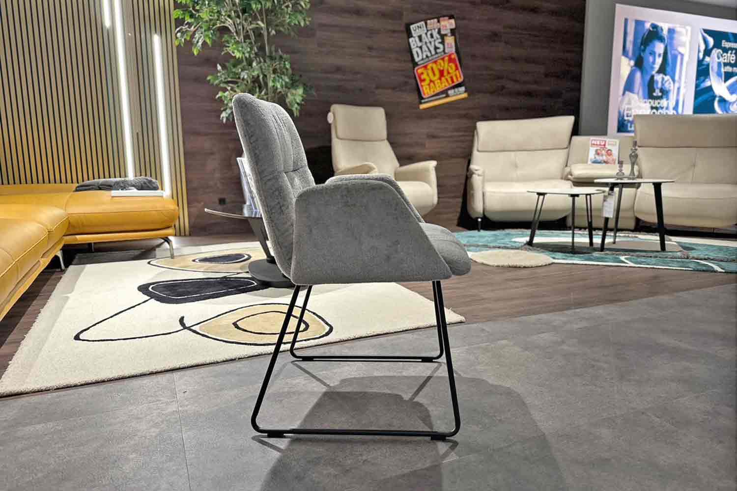 Design-Stuhl in Trendstoff Bouclé