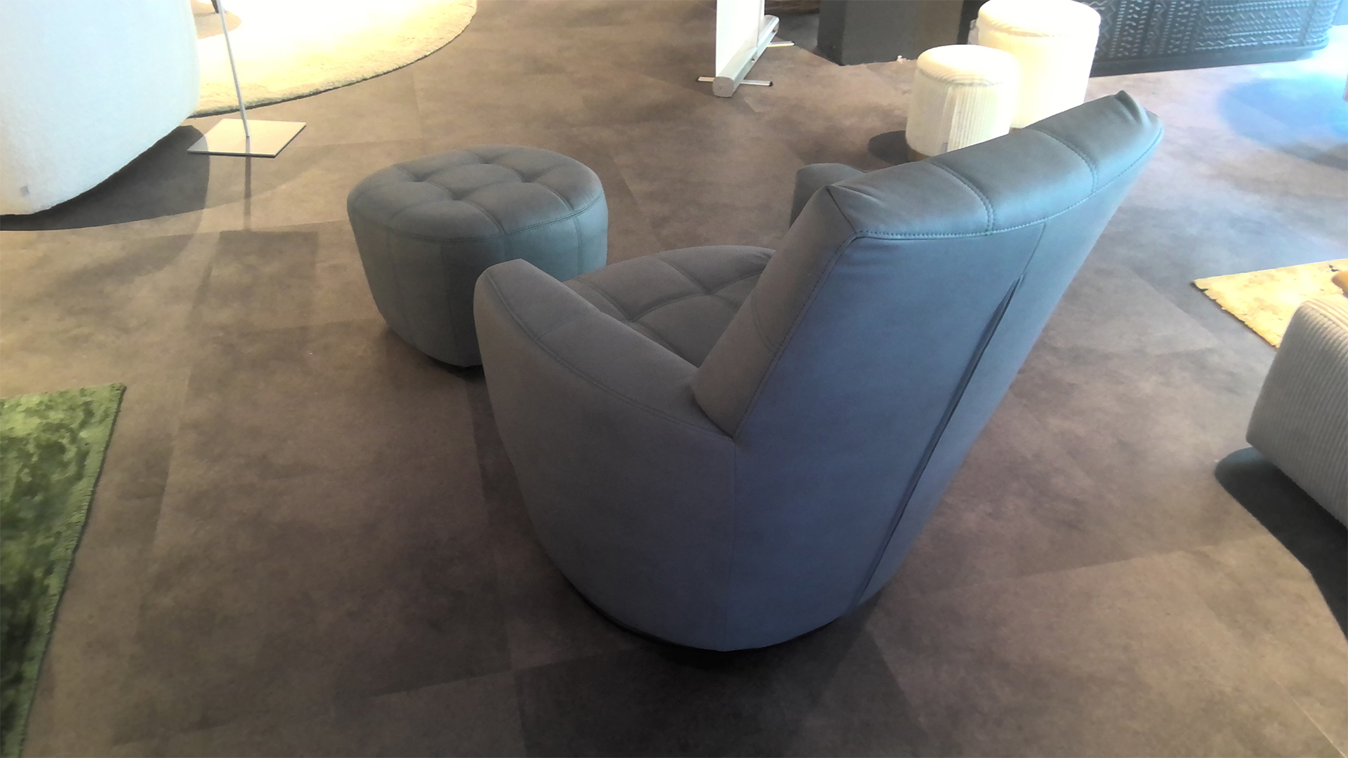Drehsessel mit Schaukelfunktion und Hocker in Stoff -0612800005-06WW-A
