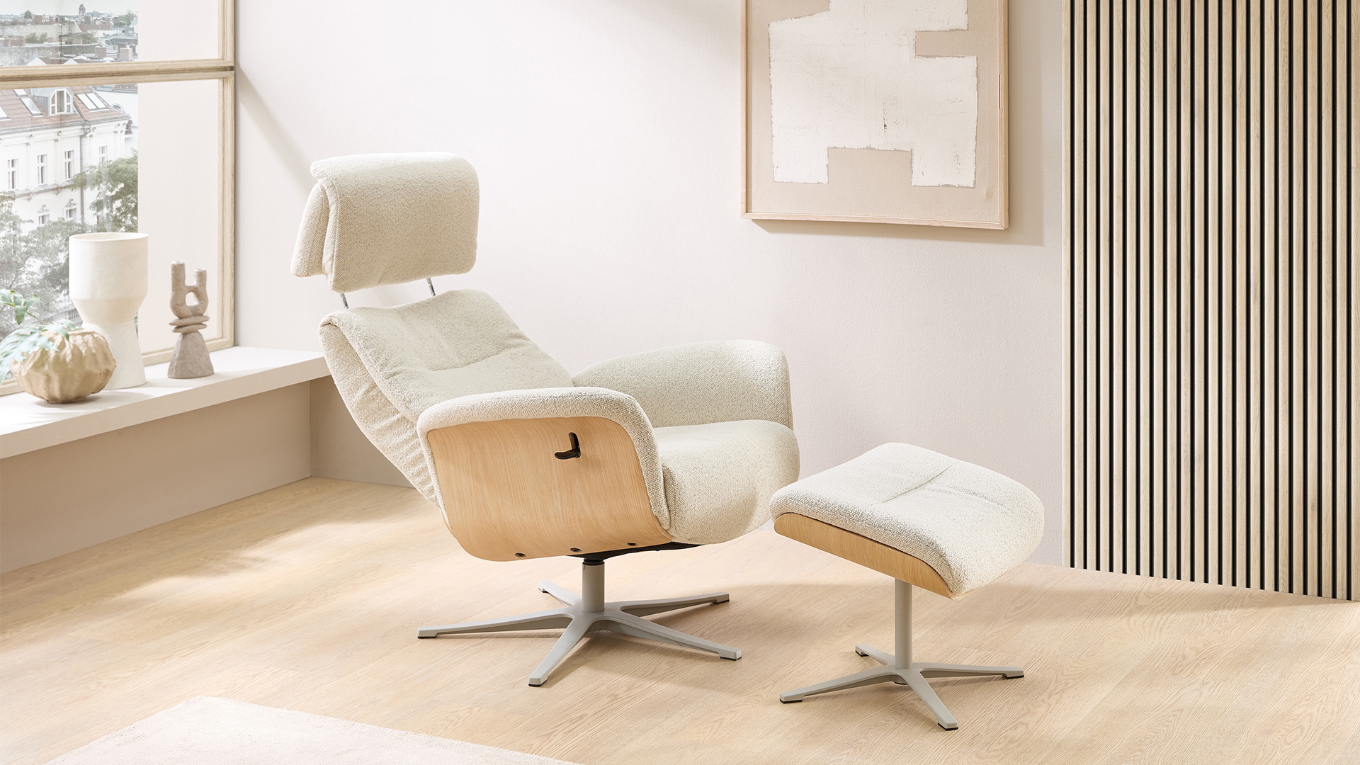Relaxsessel Lion mit Holzapplikation und Hocker in Stoff