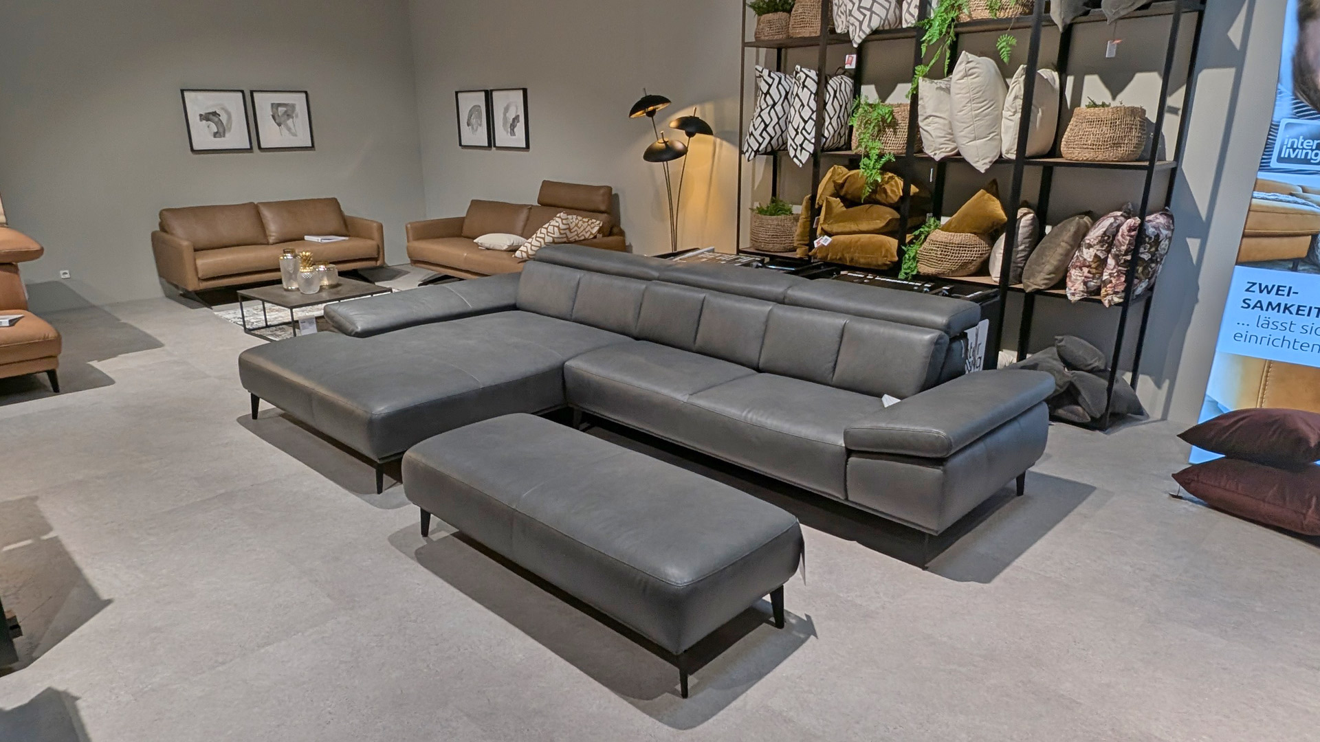 Interliving Leder Ecksofa IL 4002 inkl. motorischen Vorziehsitz und Hocker