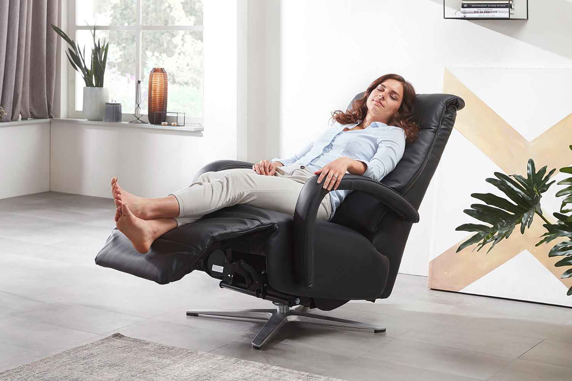 Leder Relaxsessel Porto mit motor. Relaxfunktion und Aufstehhilfe