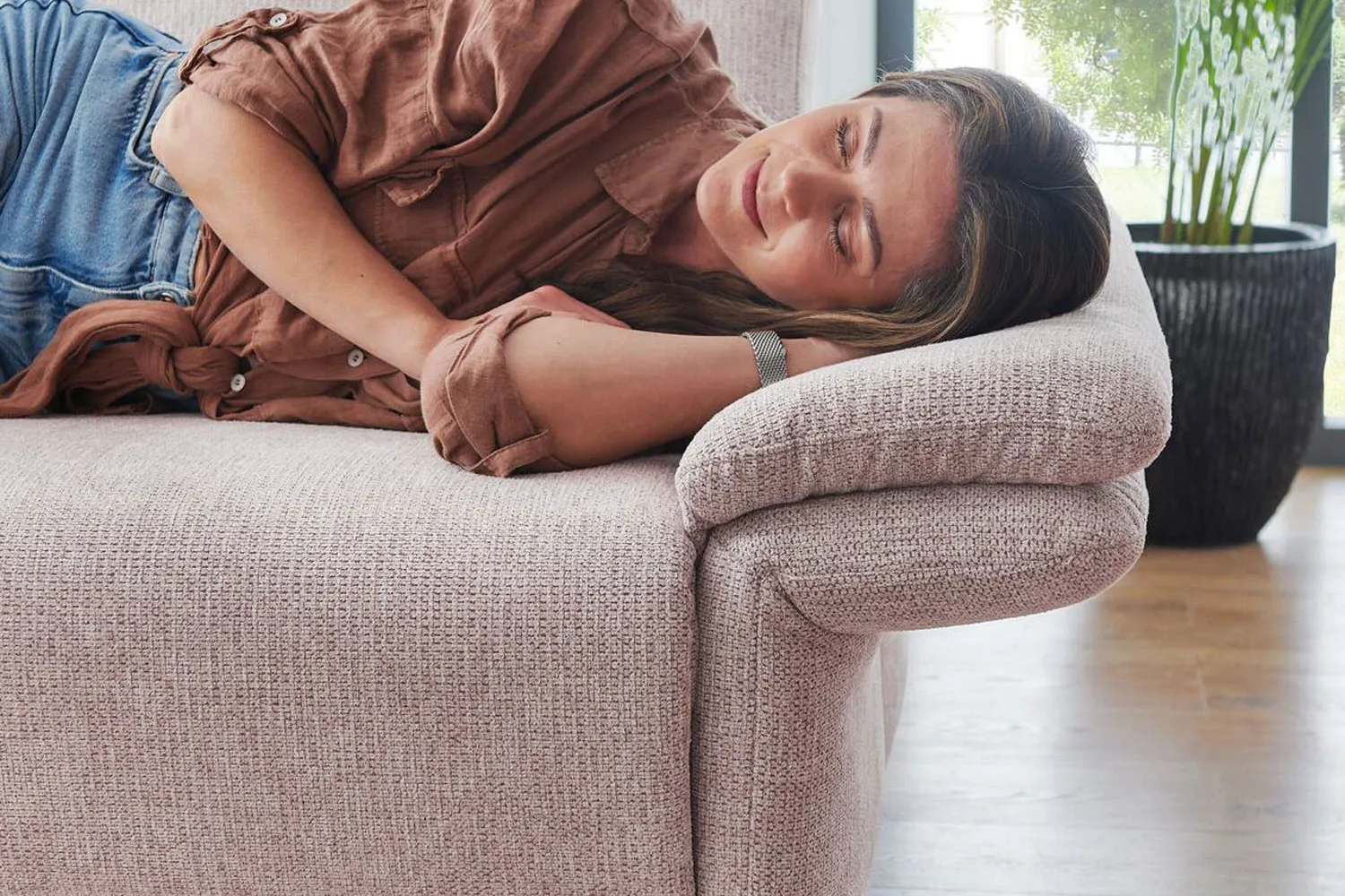 Ecksofa in L-Form mit Sitztiefenverstellung in Stoff Rosa