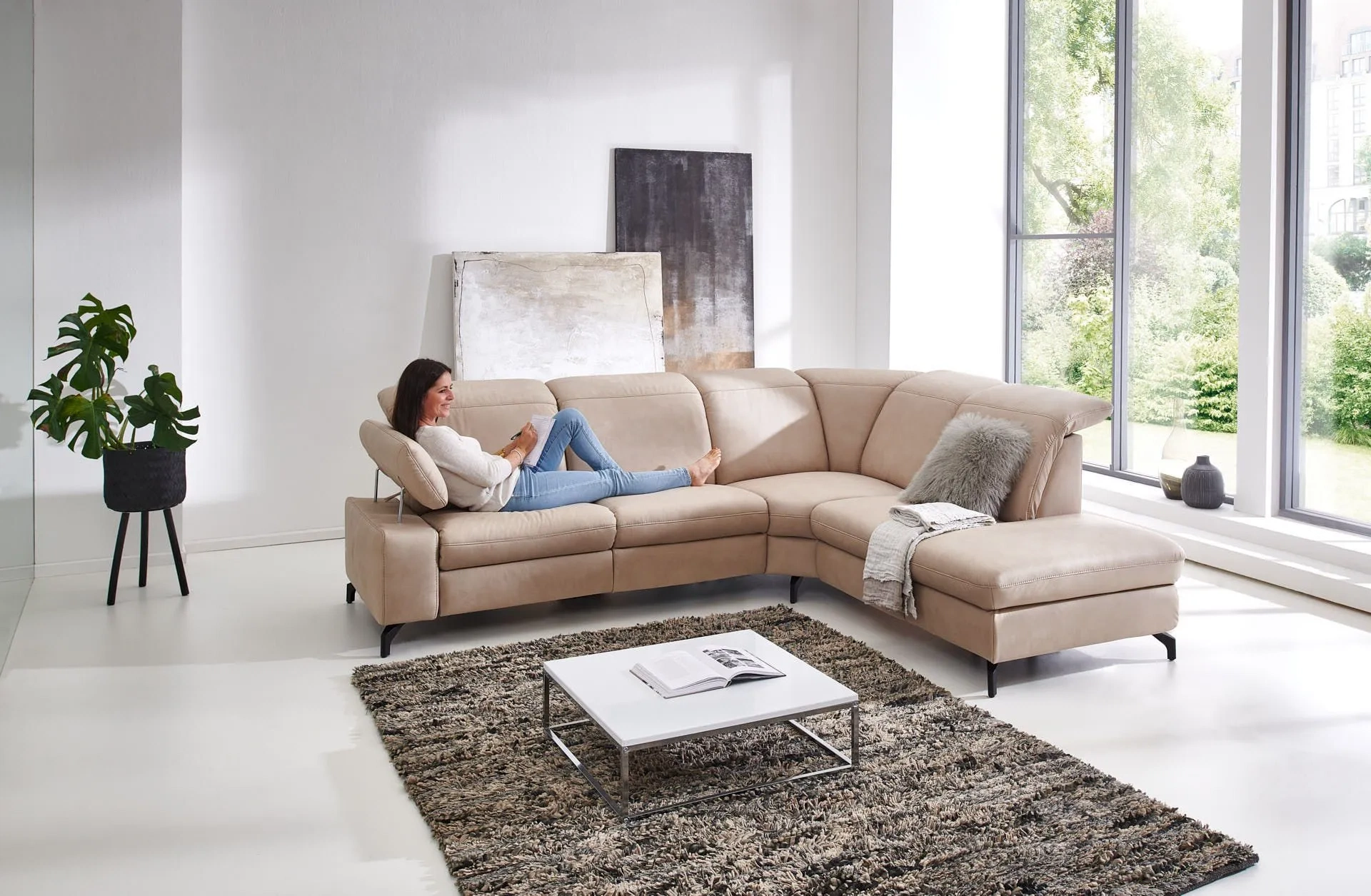 Ecksofa mit Armlehnen- und Kopfteilfunktion