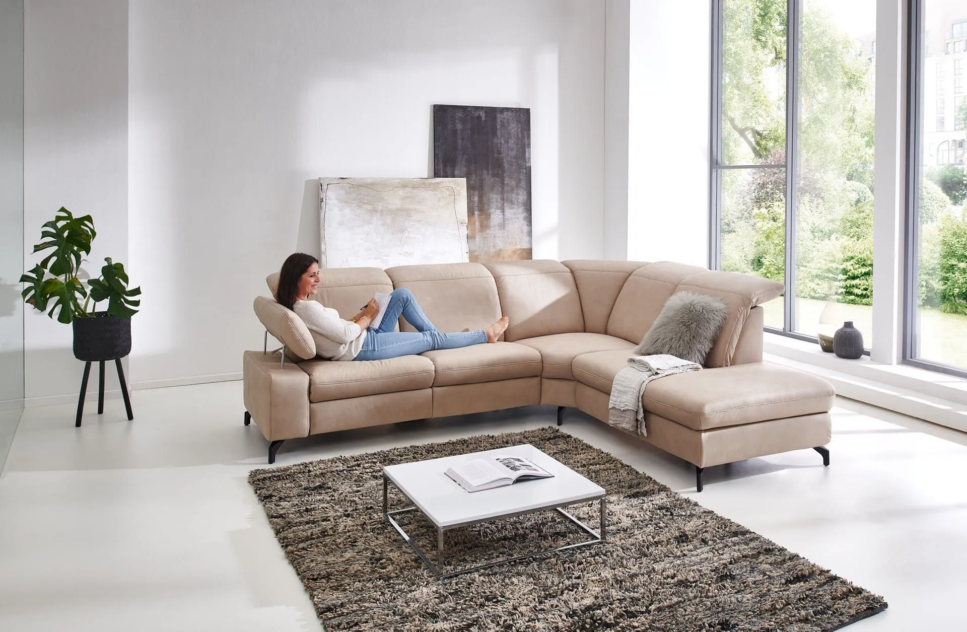 Ecksofa mit Armlehnen- und Kopfteilfunktion