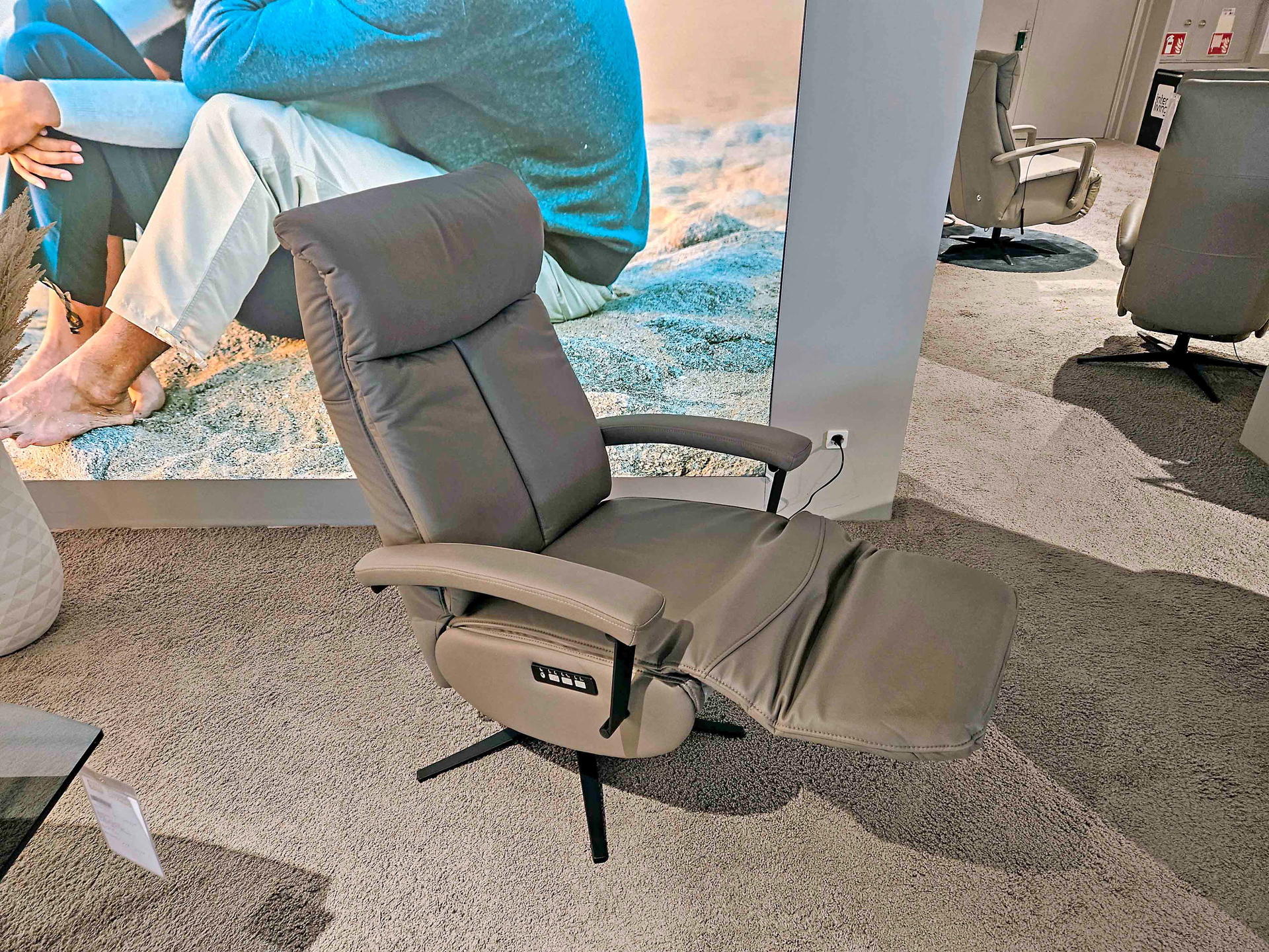 Relaxsessel mit motorischer Relaxfunktion in Stoff-0979003500-06WW-A
