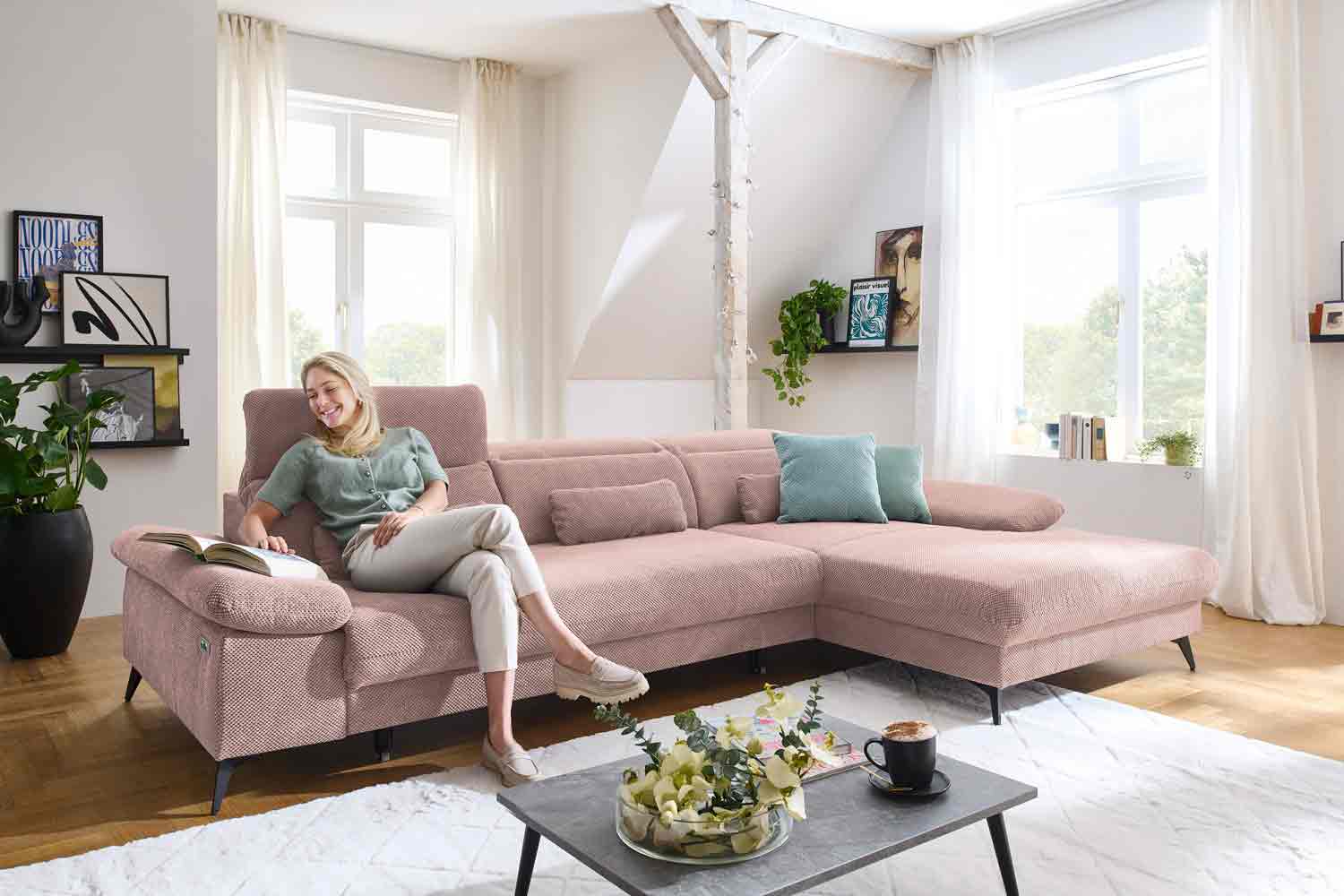 Ecksofa inkl. motorischen XL- Sitzvorzug in Stoff