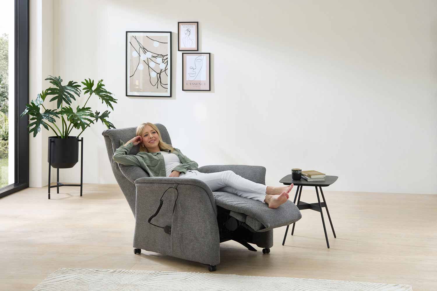 Relaxsessel inkl. motorischer Relaxfunktion und Aufstehhilfe