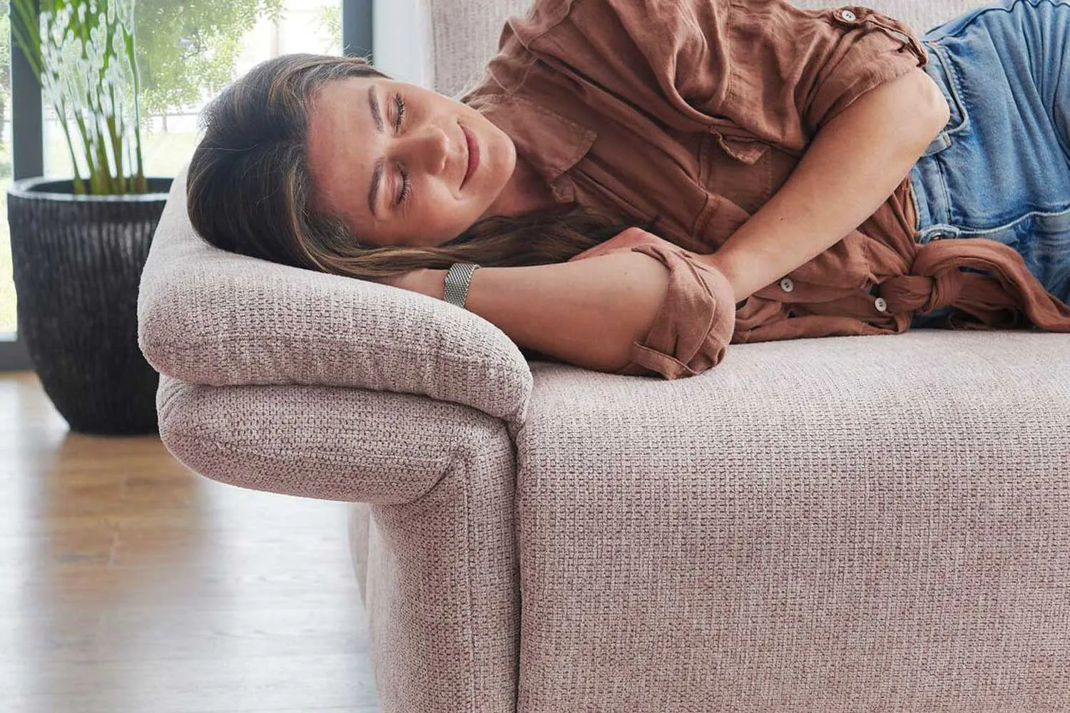 Ecksofa in L-Form mit Sitztiefenverstellung in Stoff Rosa