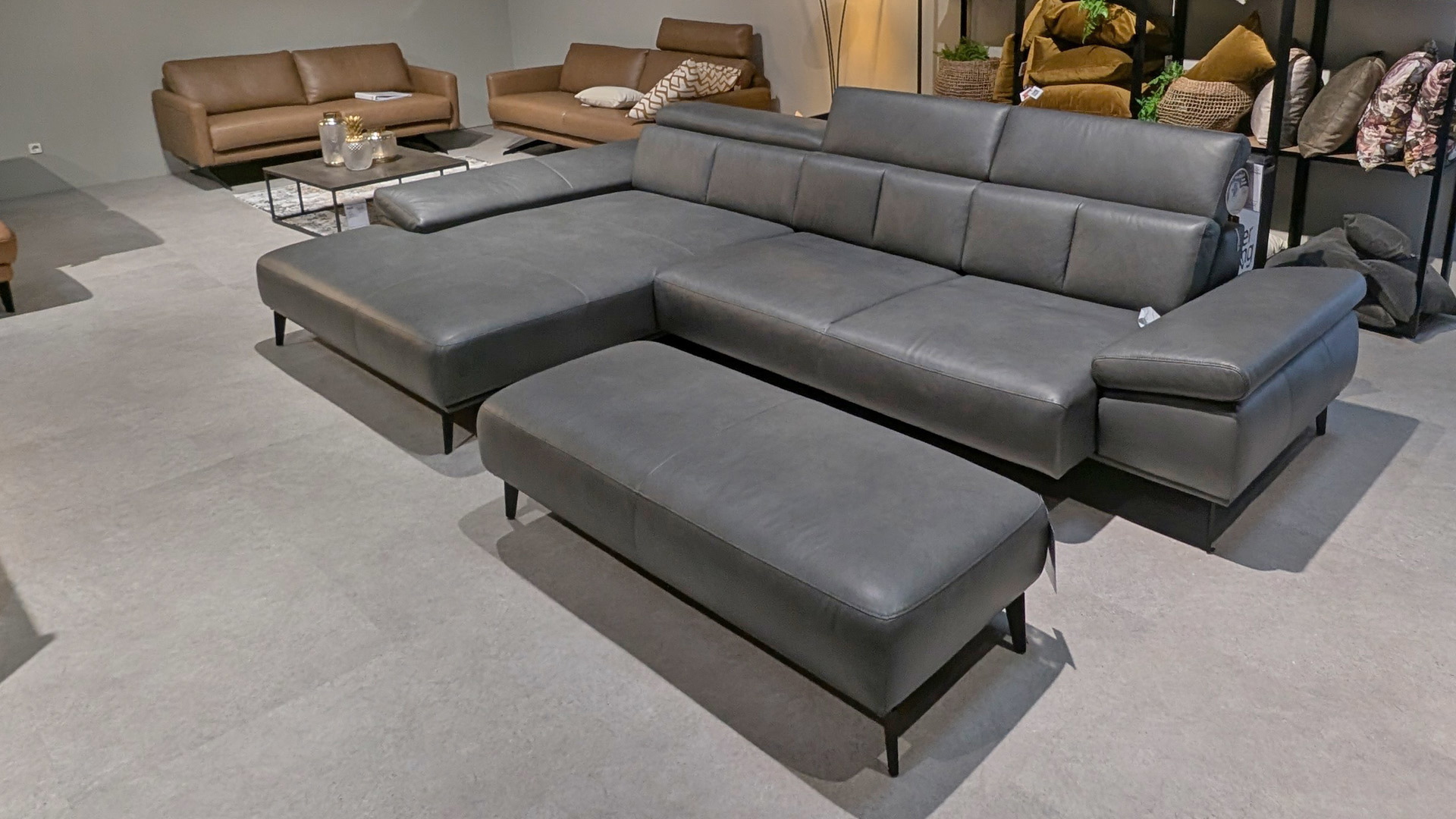 Interliving Leder Ecksofa IL 4002 inkl. motorischen Vorziehsitz und Hocker
