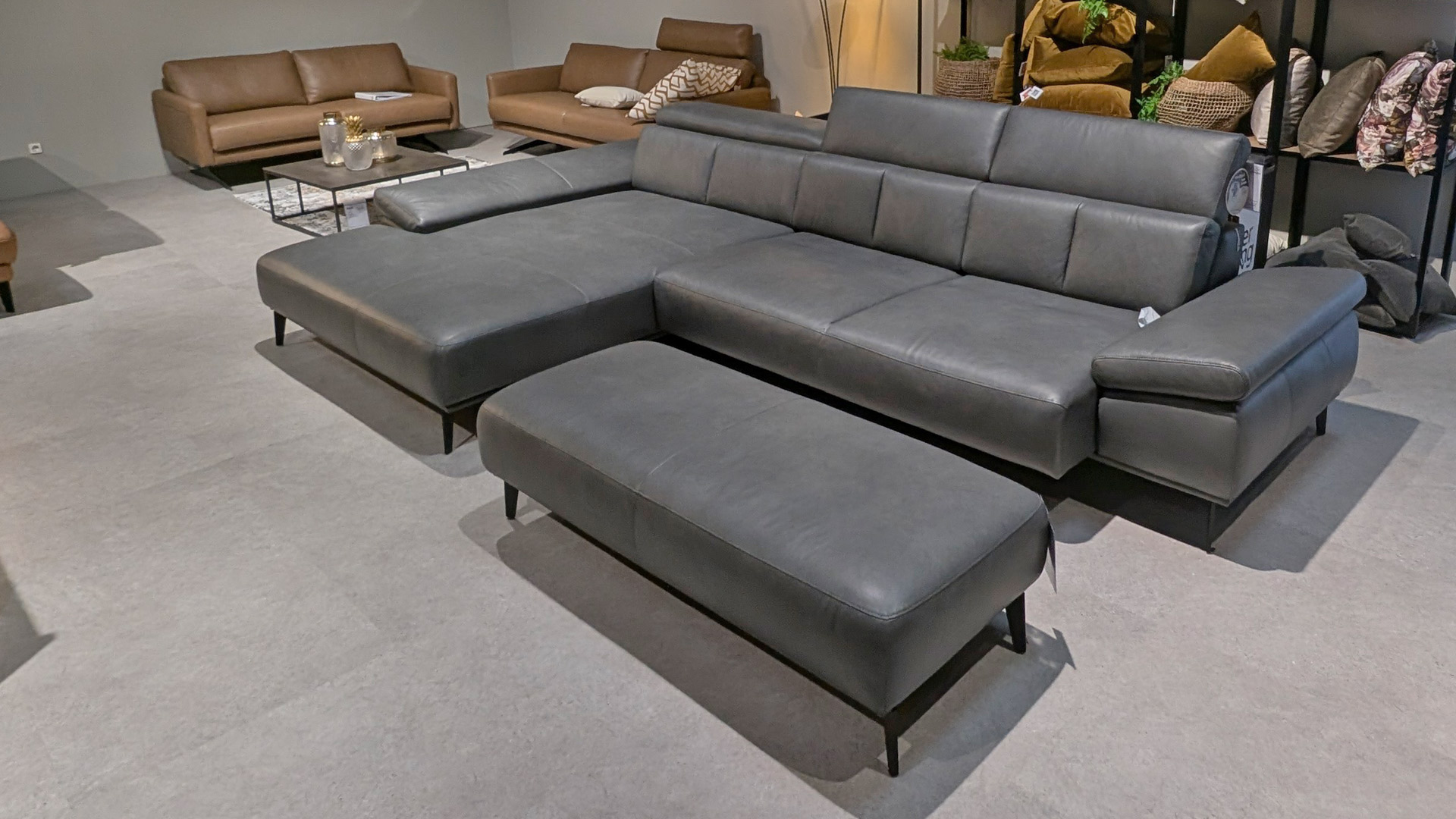 Interliving Leder Ecksofa IL 4002 inkl. motorischen Vorziehsitz und Hocker