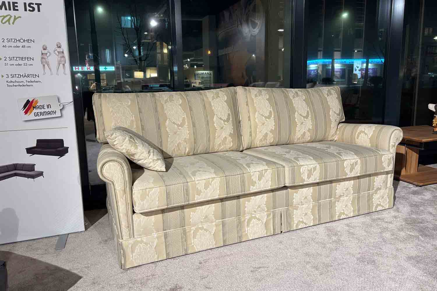 Klassische Couchgarnitur in Stoff