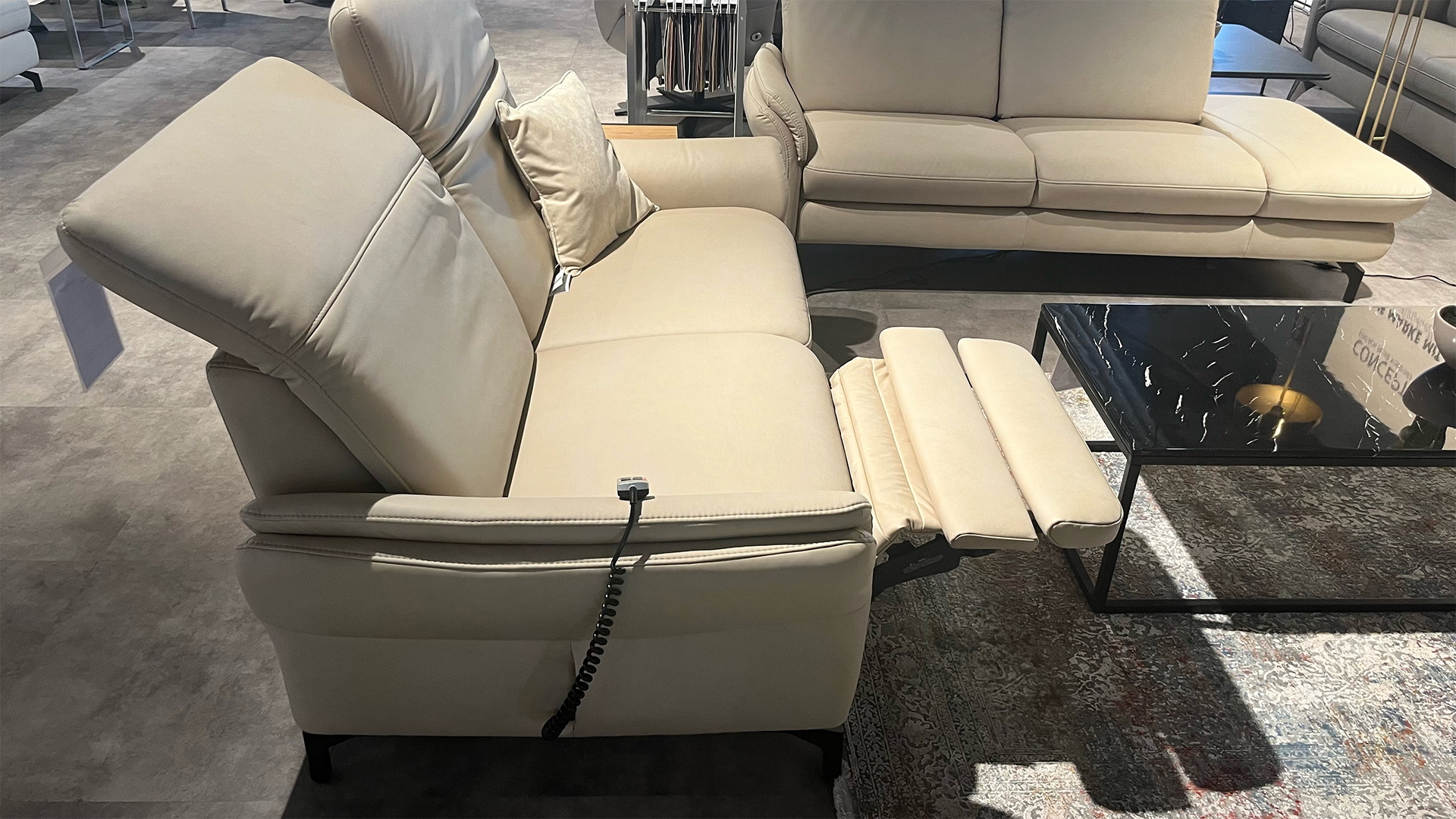 Couchgarnitur mit motorischen Funktionen in Smart Touch Stoff-0764017908-36WW-A