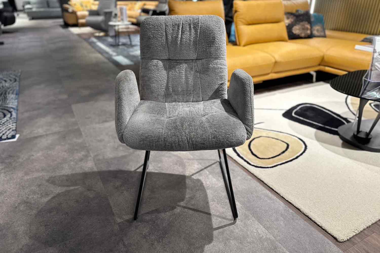 Design-Stuhl in Trendstoff Bouclé