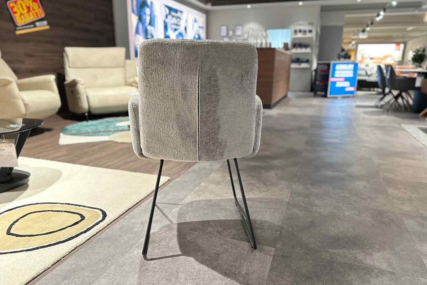 Design-Stuhl in Trendstoff Bouclé