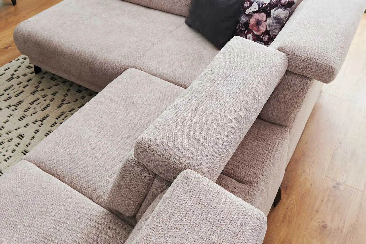 Design Ecksofa inkl. manueller Sitztiefen-und Armteilverstellung in Trendstoff Boucle