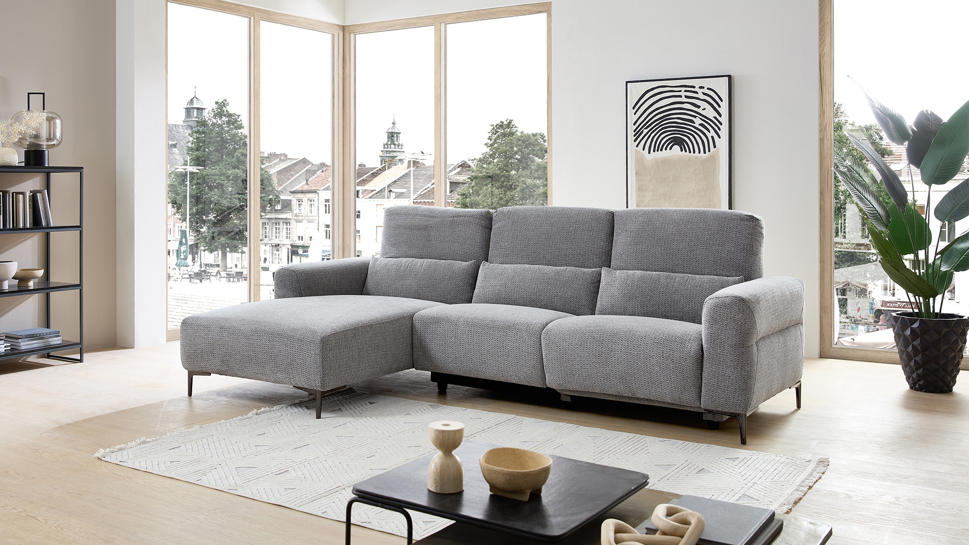 Ecksofa mit motorischer Funktion in Retro Stoff