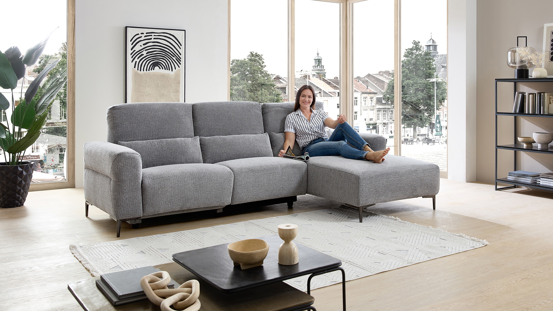 Ecksofa mit motorischer Funktion in Retro Stoff