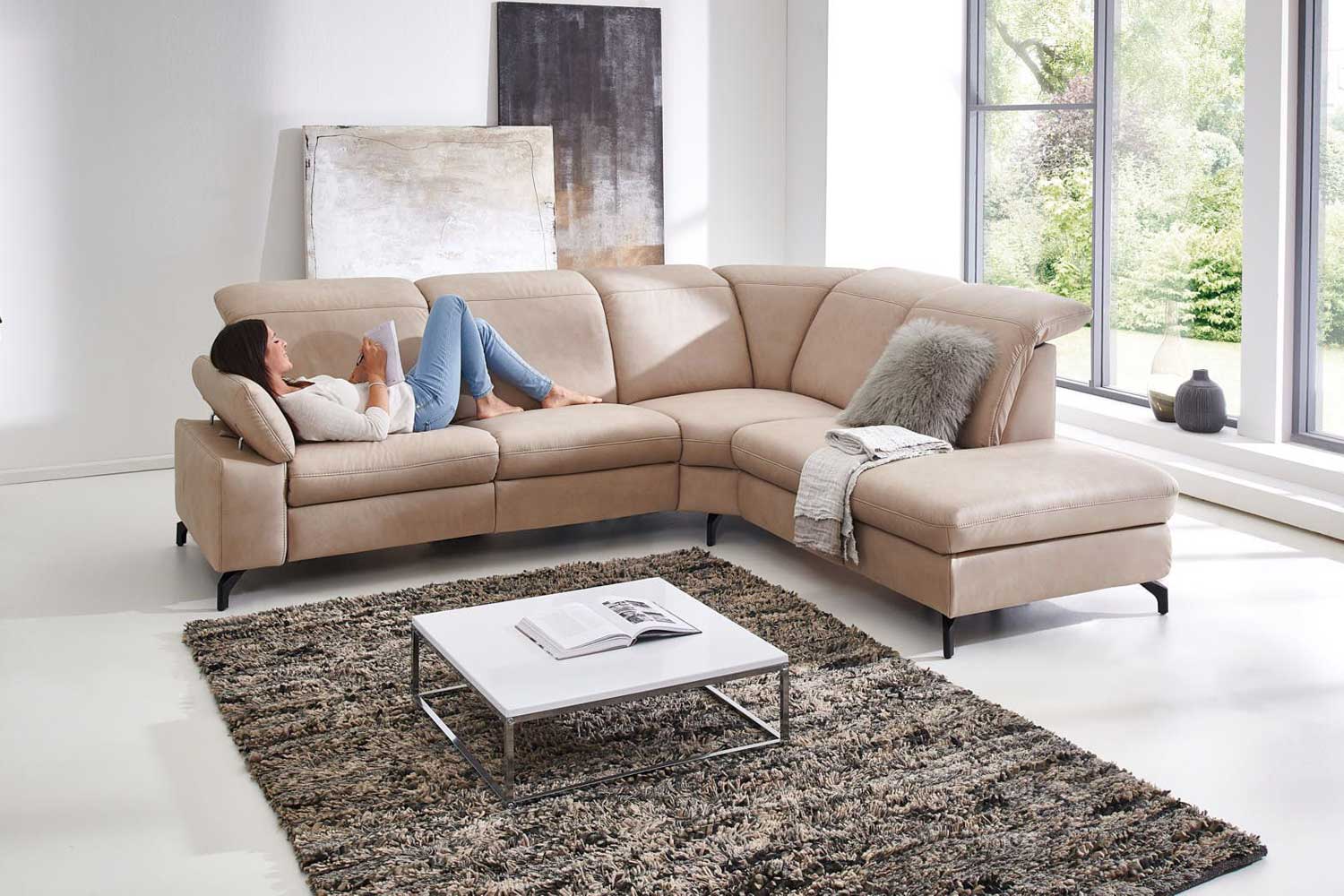 Ecksofa mit Armlehnen- und Kopfteilfunktion