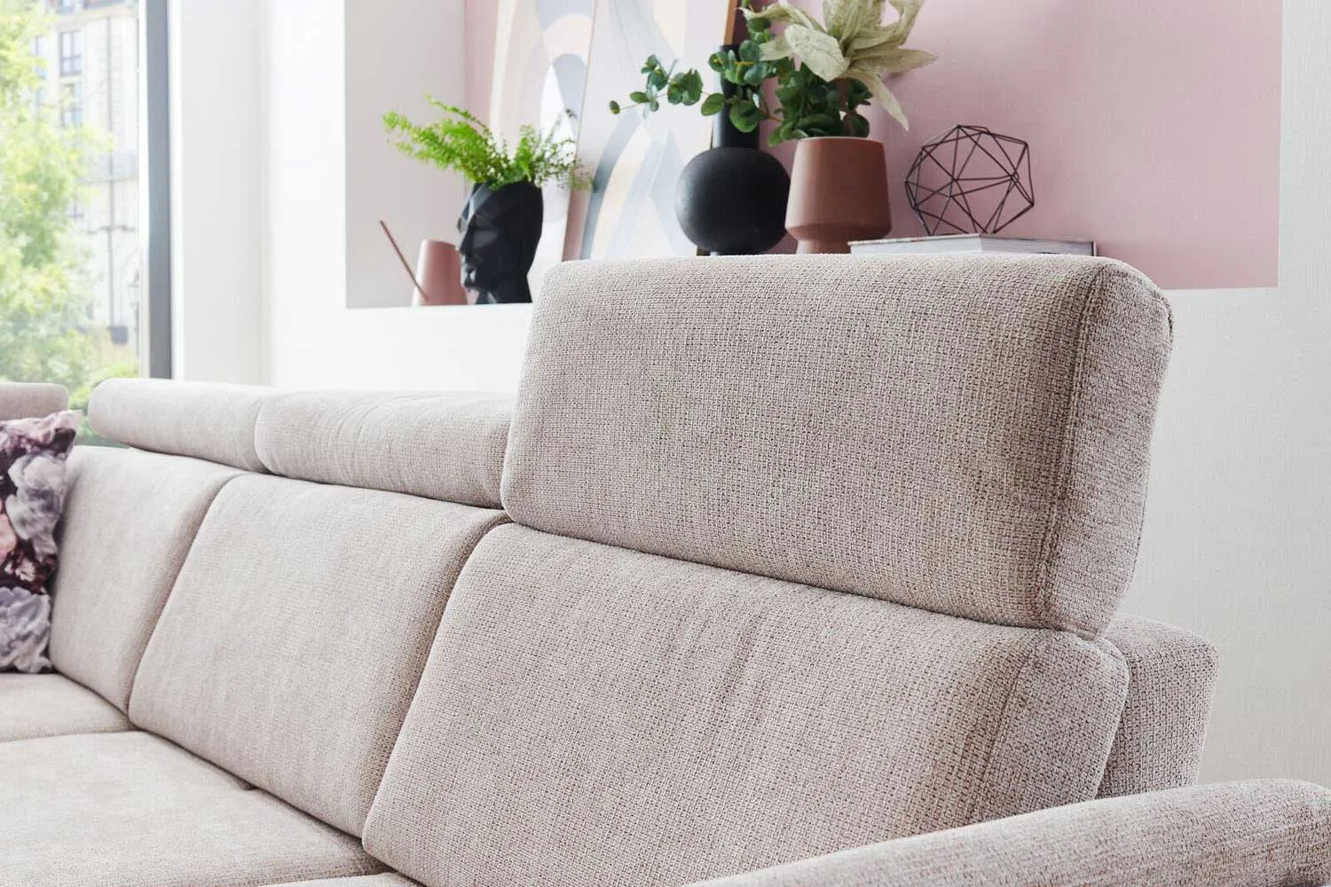 Ecksofa in L-Form mit Sitztiefenverstellung in Stoff Rosa