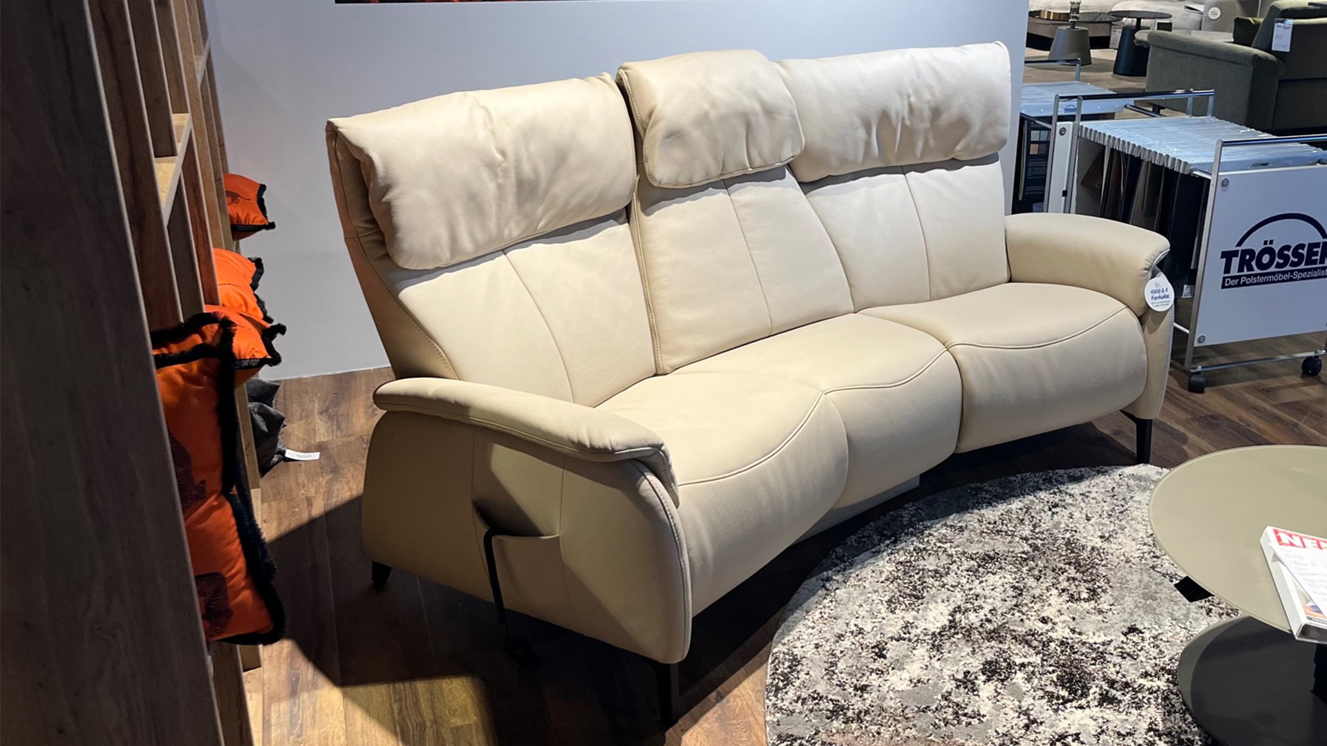 Himolla Trapez Sofa inkl. motorischer Relaxfunktion und Mitteltisch in Leder -0147091200-36WW-A