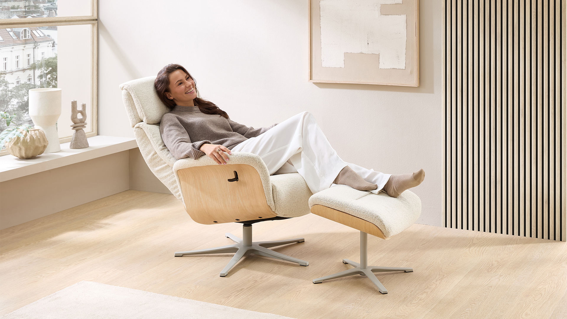 Relaxsessel Lion mit Holzapplikation und Hocker in Stoff