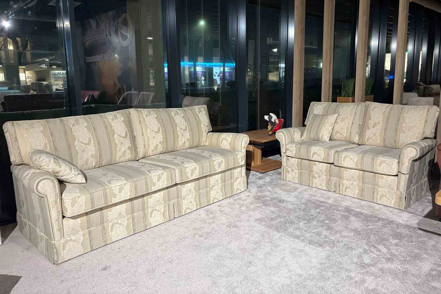 Klassische Couchgarnitur in Stoff