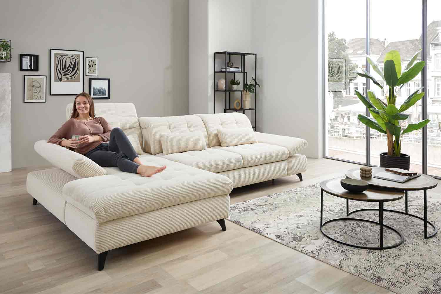 Ecksofa inkl. Sitztiefenverstellung in trendigen Cord