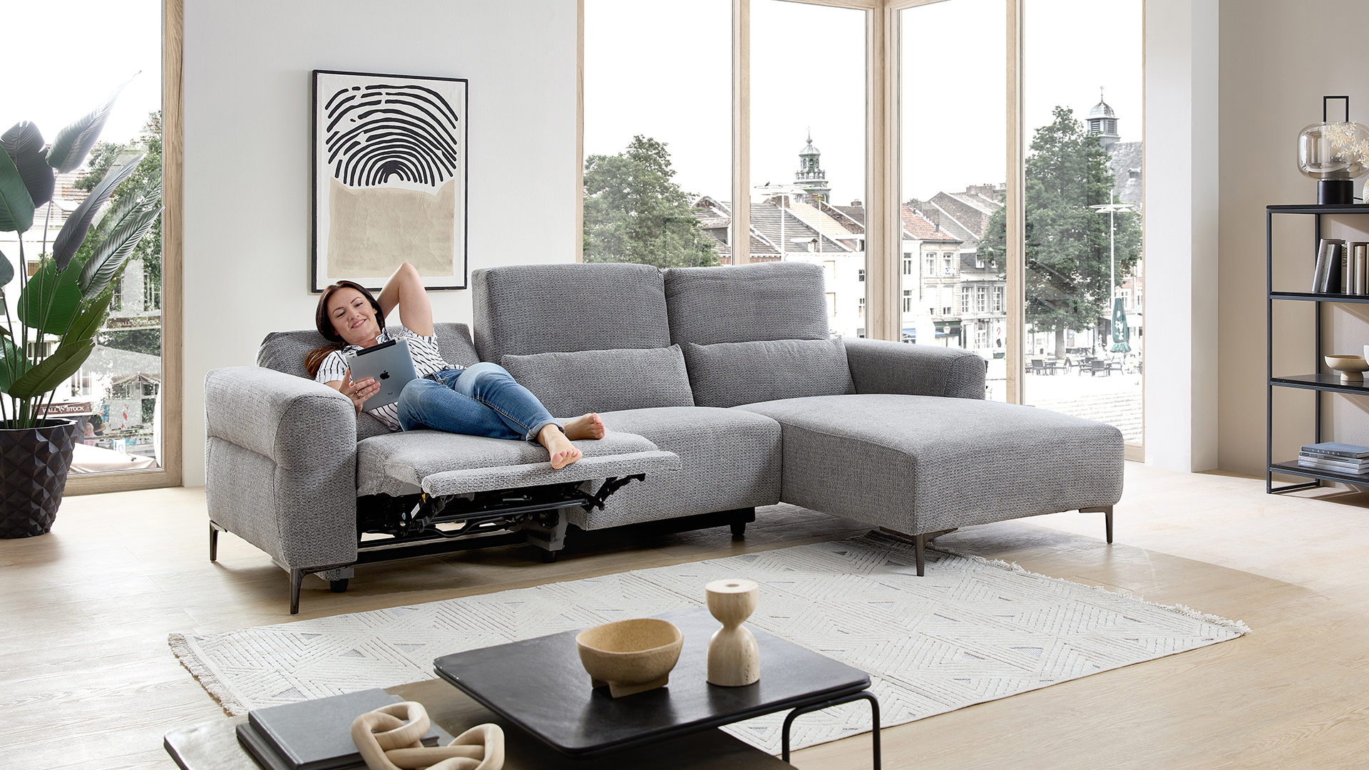 Ecksofa mit motorischer Funktion in Retro Stoff Ecksofa mit motorischer Funktion in Retro Stoff