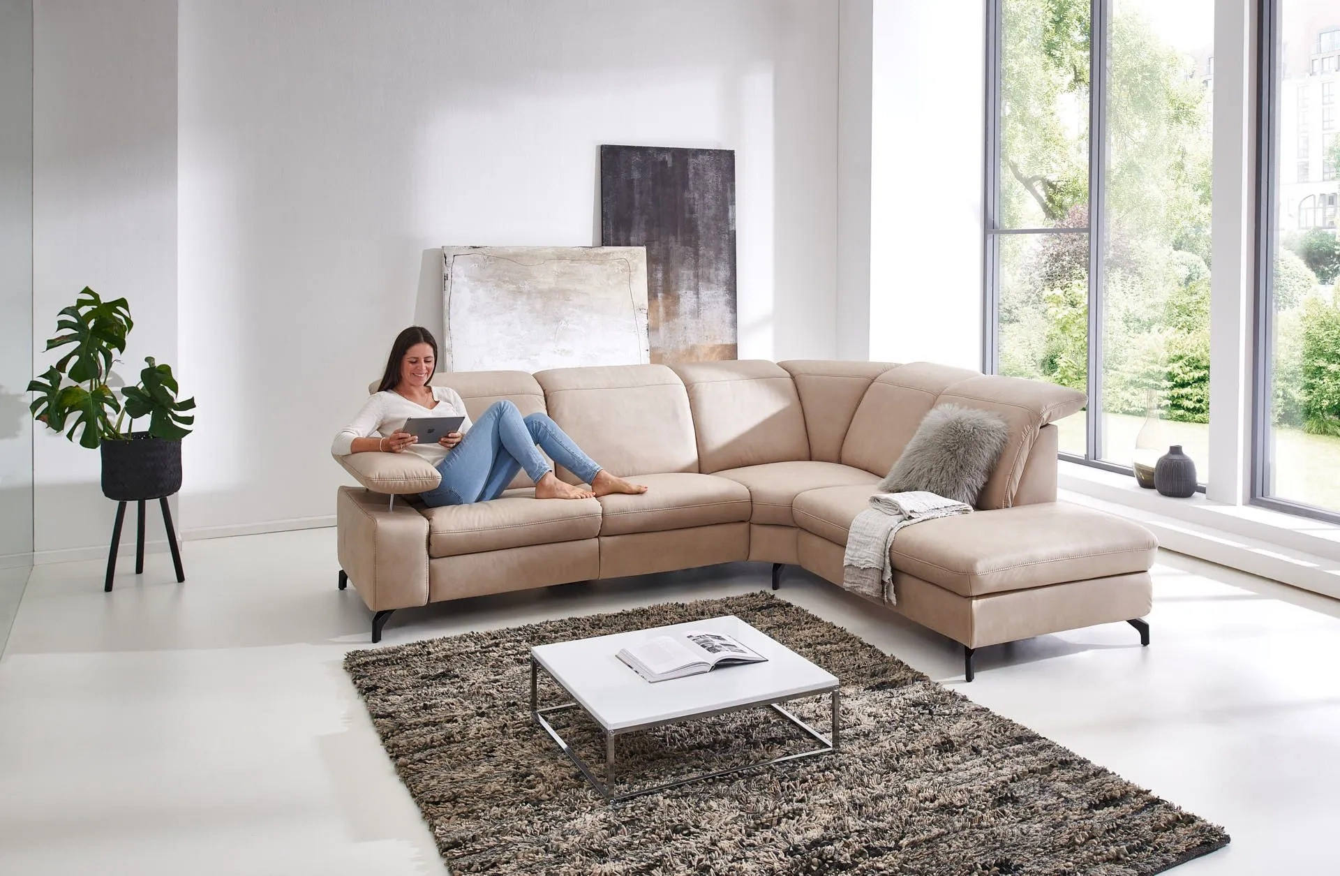Ecksofa mit Armlehnen- und Kopfteilfunktion