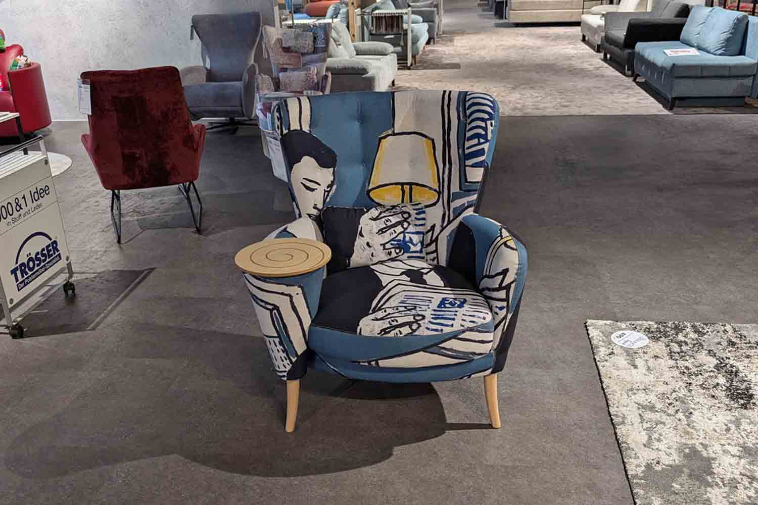 Fama Design Sessel in Stoff mit Holz Spiraltischablage