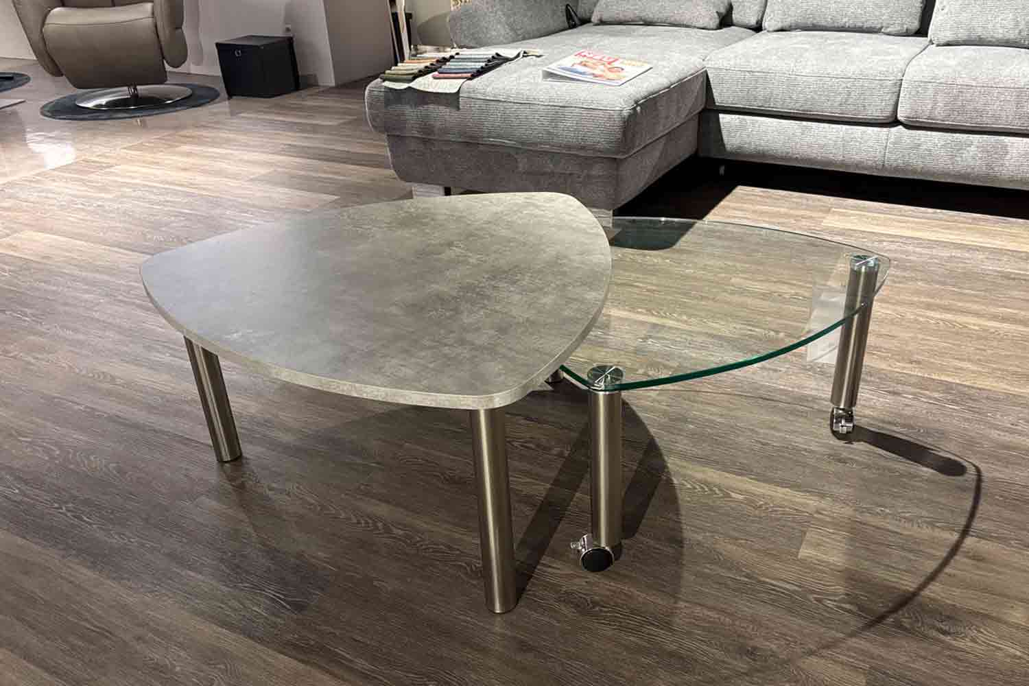 Vierhaus Couchtisch mit ausfahrbarer Glasplatte auf Rollen