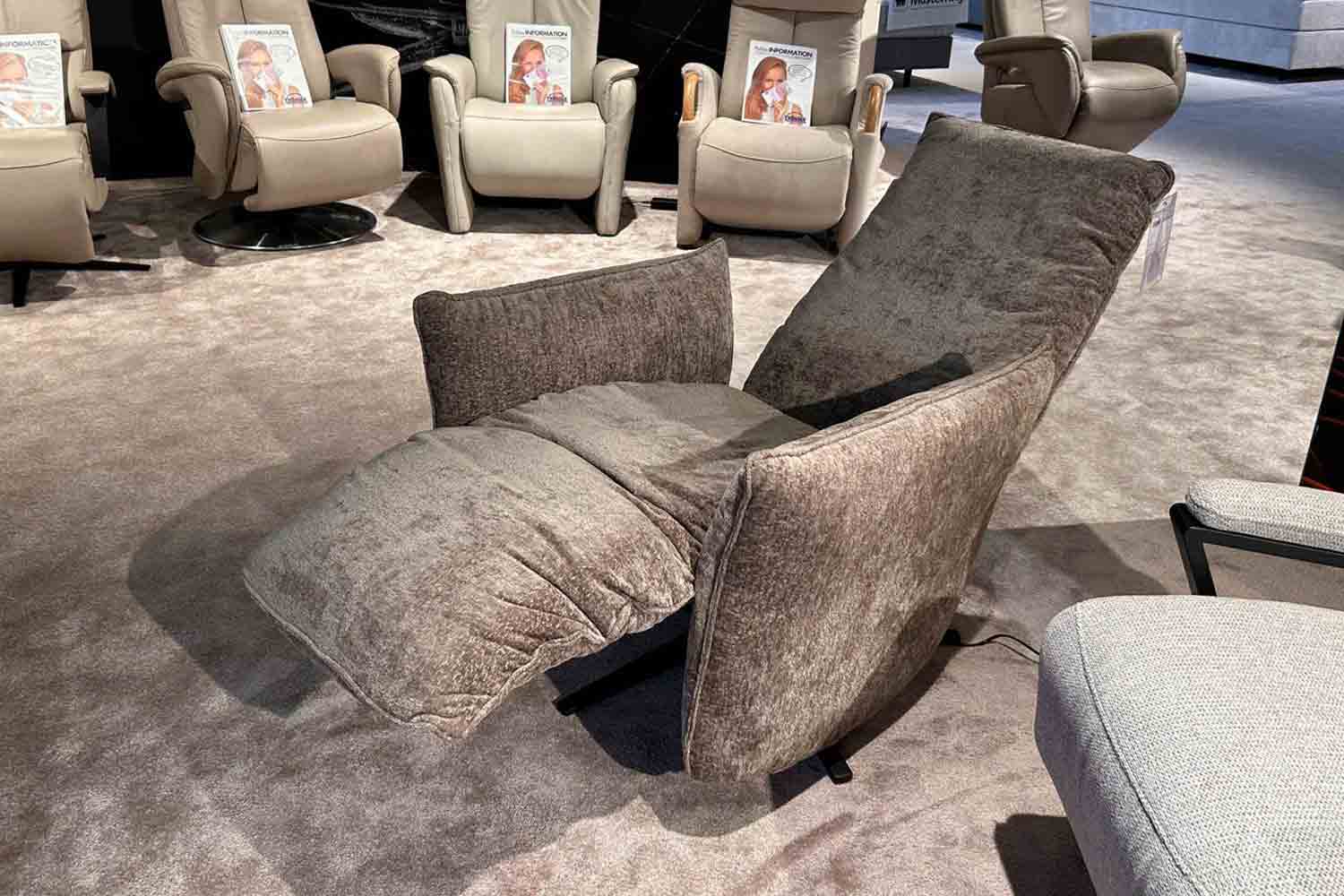 Relaxsessel in Stoff inkl. motorischer Relaxfunktion und Akku
