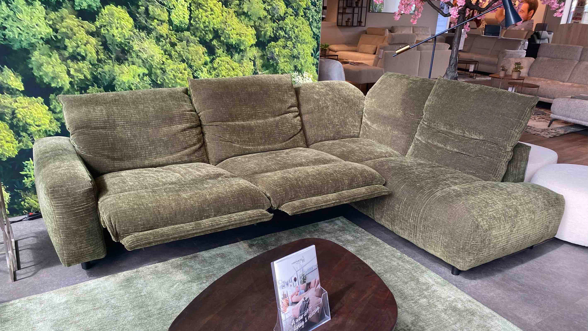 Ecksofa mit motorischer Relaxfunktion in trendigen Cord