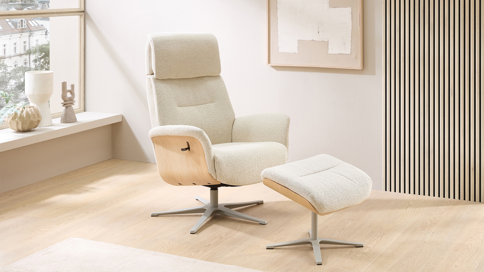 Relaxsessel Lion mit Holzapplikation und Hocker in Stoff