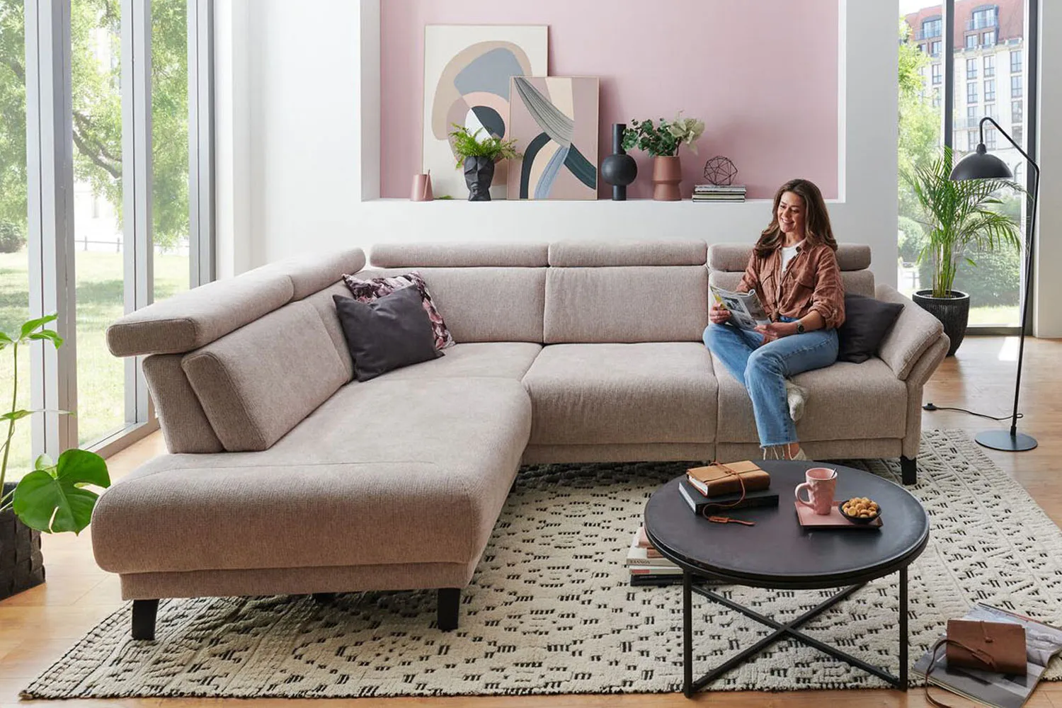Ecksofa in L-Form mit Sitztiefenverstellung in Stoff Rosa