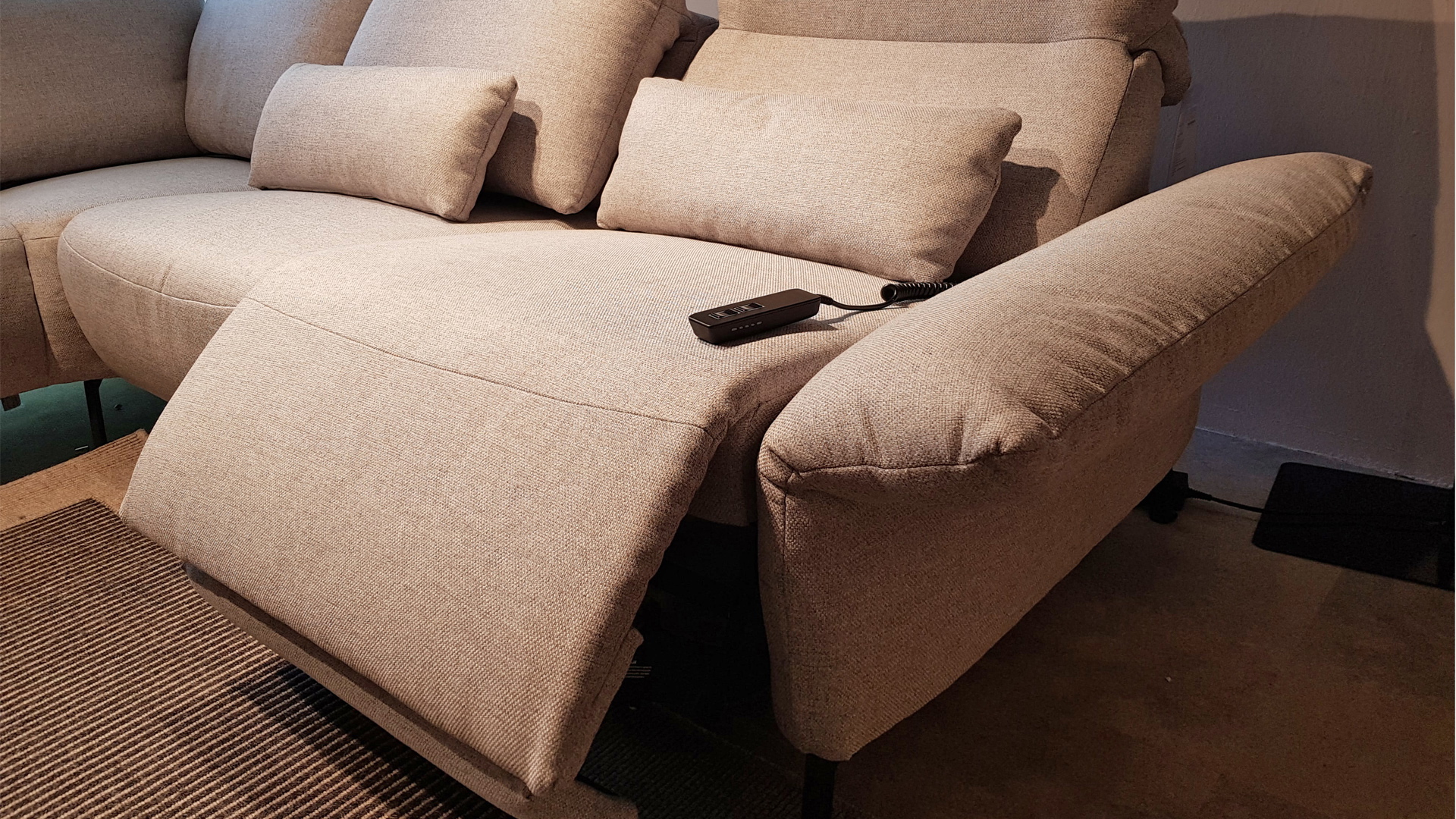 Hilker Ecksofa HC8 mit motorischer Relaxfunktion und manuelle Rückenverstellung in Stoff  -053309302-01WW-A