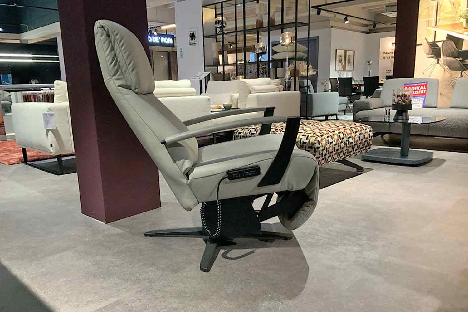 Leder Relaxsessel inkl. motorischer Relaxfunktion, Aufstehhilfe und Akku 