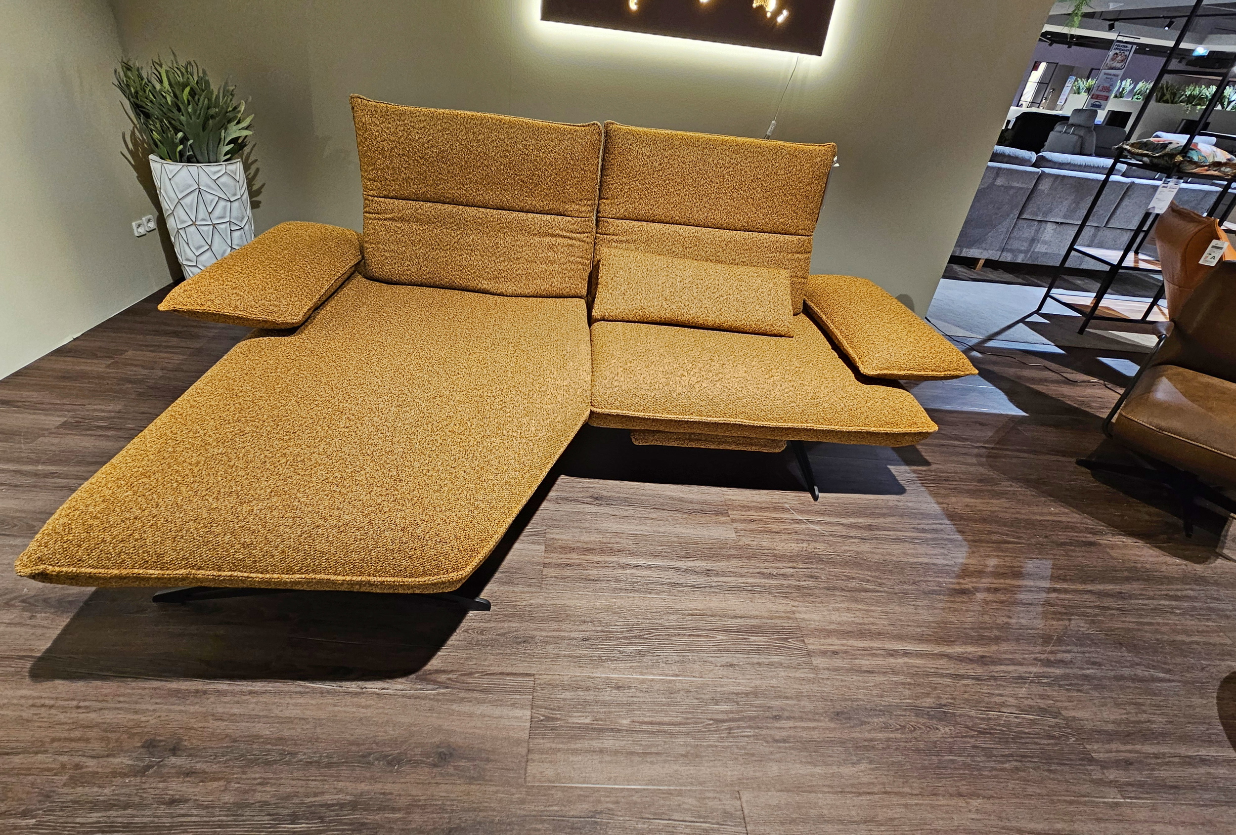Koinor Ecksofa mit motorischen Sitzauszug in Stoff