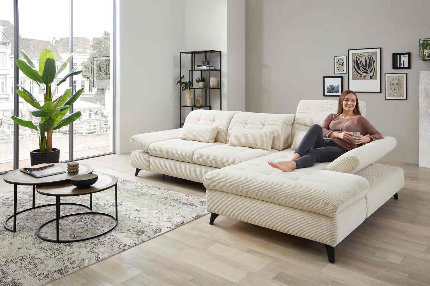 Ecksofa inkl. Sitztiefenverstellung in trendigen Cord
