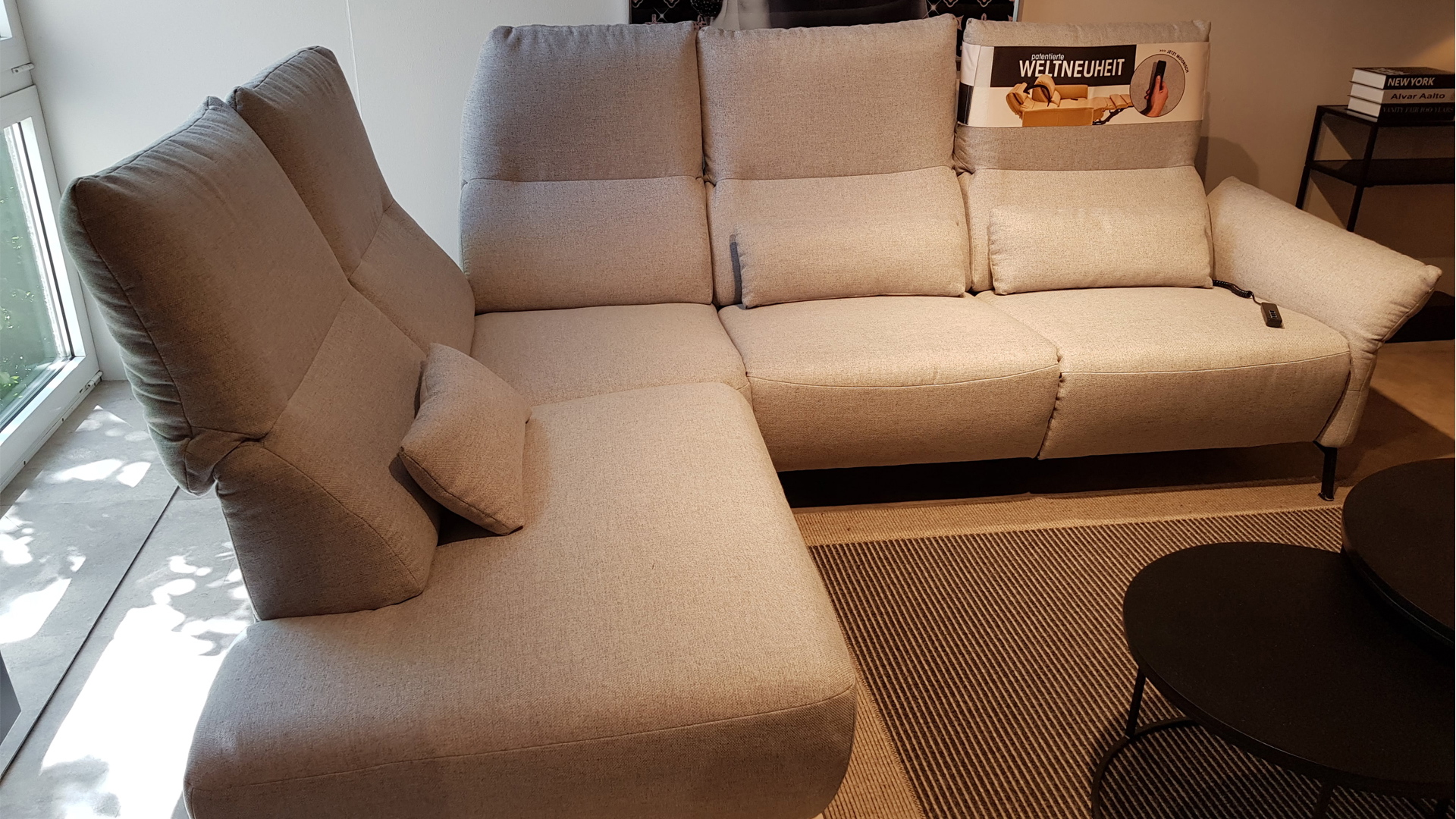Hilker Ecksofa HC8 mit motorischer Relaxfunktion und manuelle Rückenverstellung in Stoff  -053309302-01WW-A