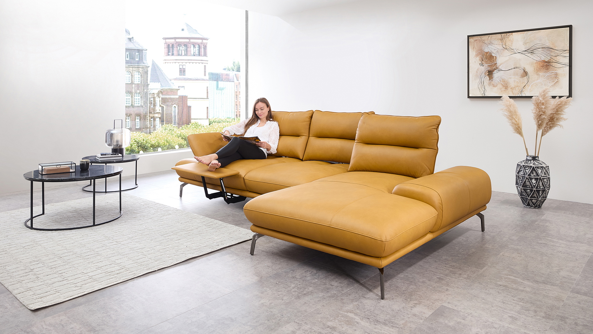 Leder Ecksofa mit Sitztiefenverstellung und motorischer Fußstütze Leder Ecksofa mit Sitztiefenverstellung und motorischer Fußstütze