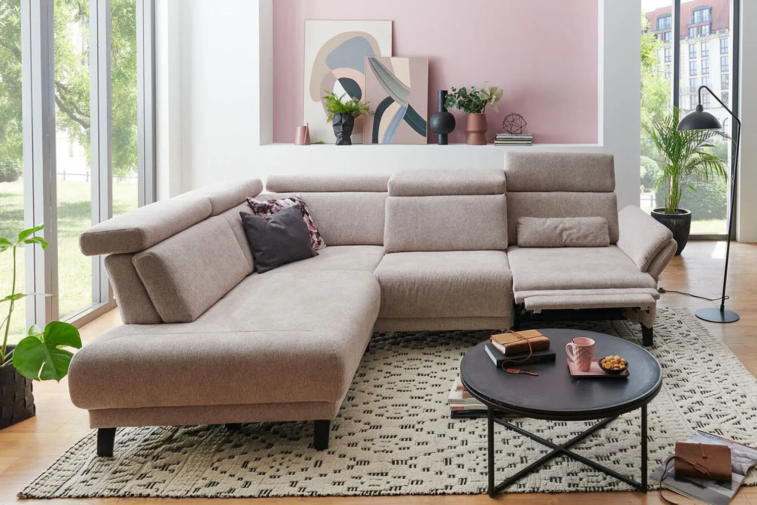 Ecksofa in L-Form mit Sitztiefenverstellung in Stoff Rosa