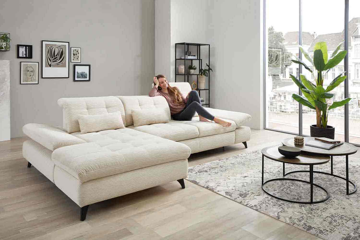 Ecksofa inkl. Sitztiefenverstellung in trendigen Cord