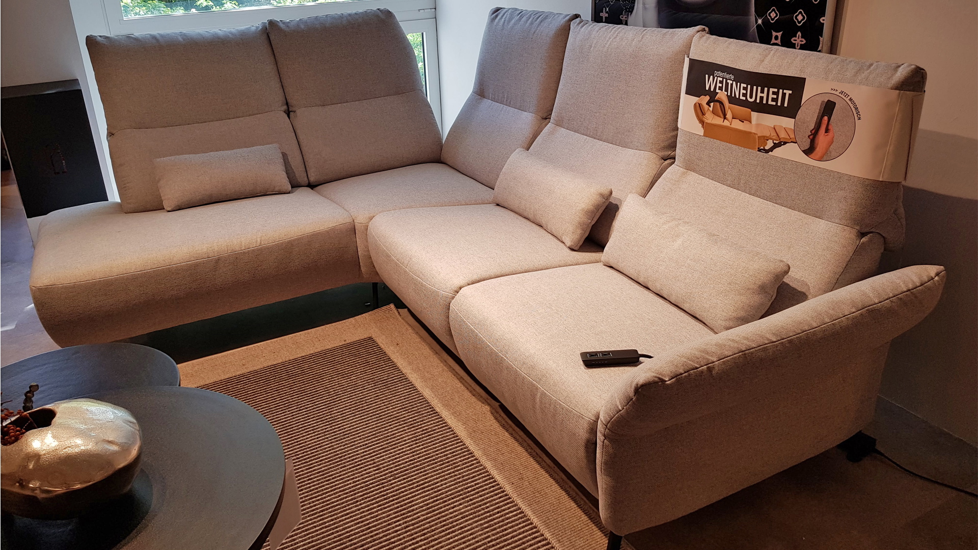 Hilker Ecksofa HC8 mit motorischer Relaxfunktion und manuelle Rückenverstellung in Stoff  -053309302-01WW-A