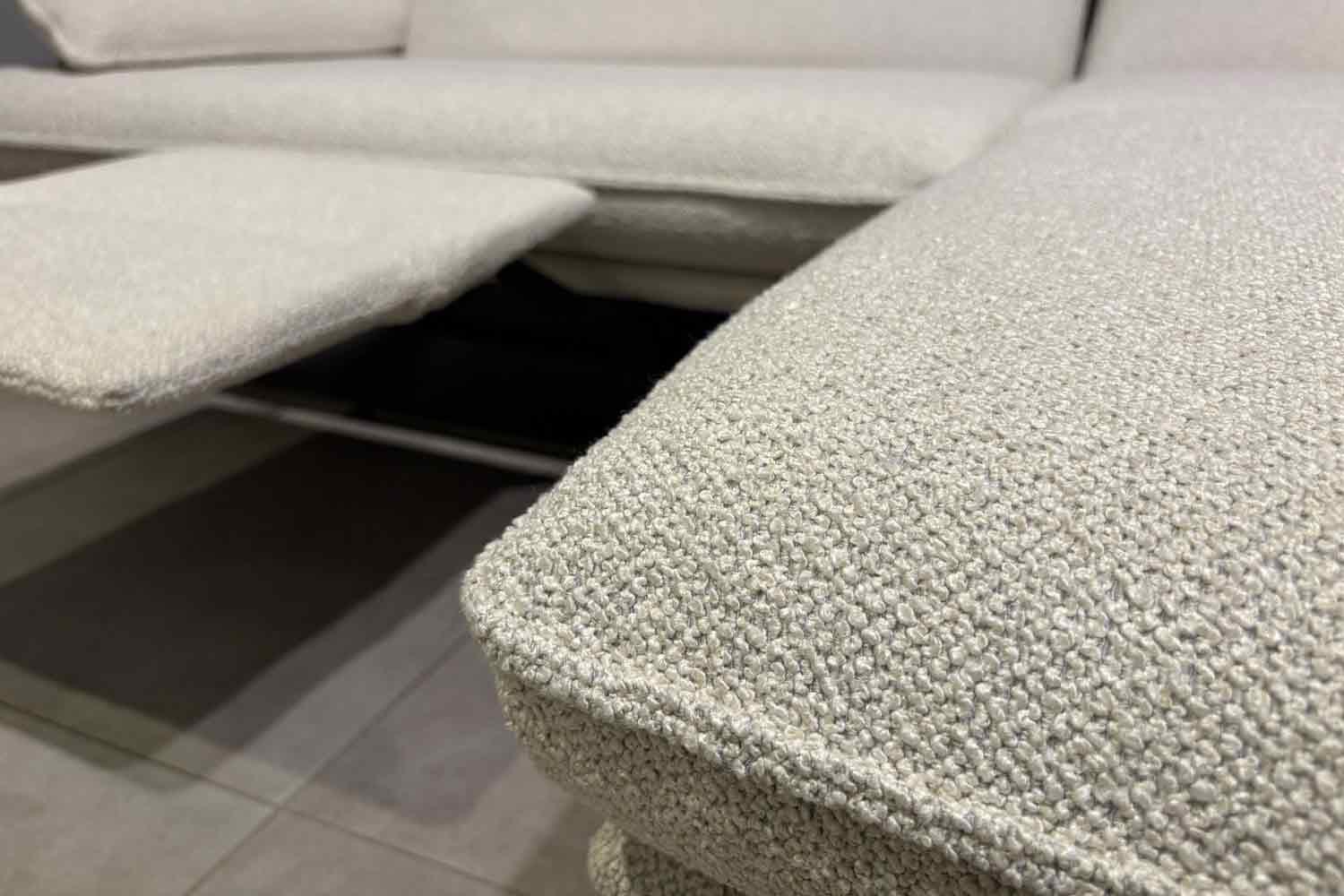 Musterring Ecksofa mit motorischen Fußauszug in Stoff