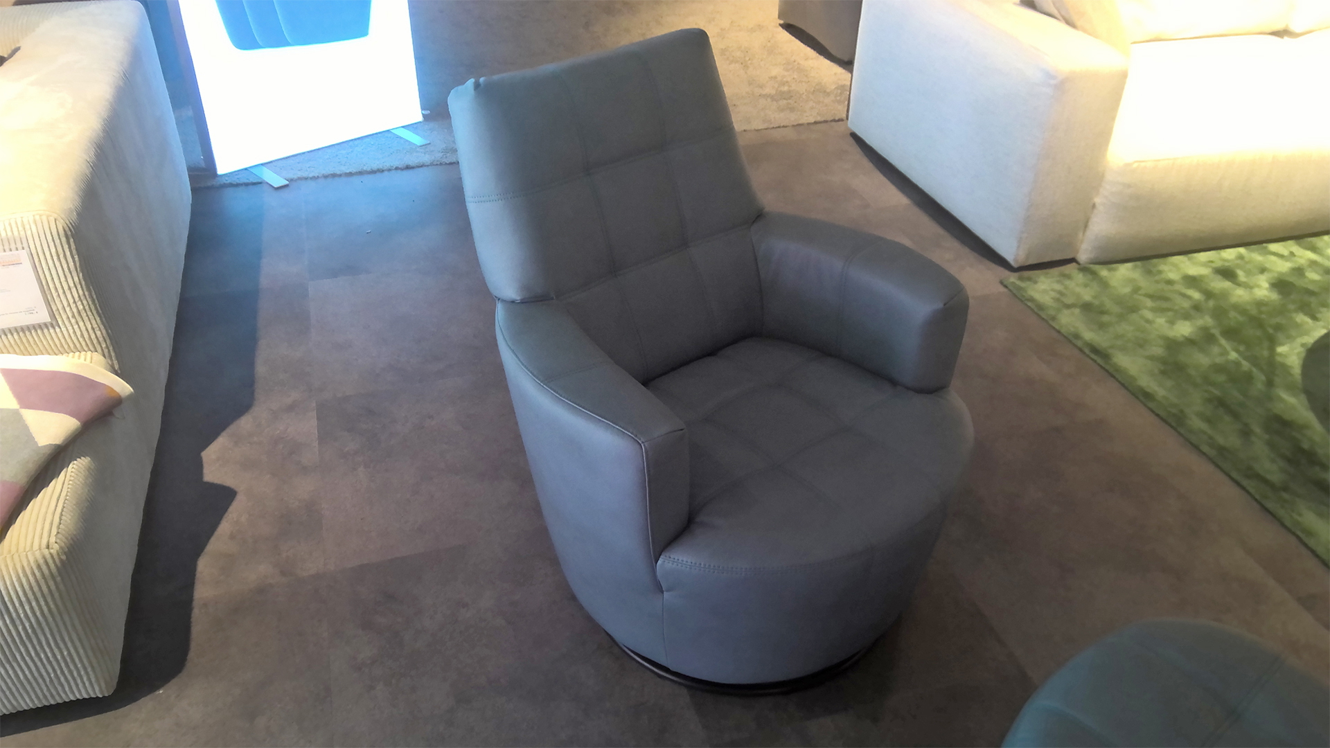 Drehsessel mit Schaukelfunktion und Hocker in Stoff -0612800005-06WW-A