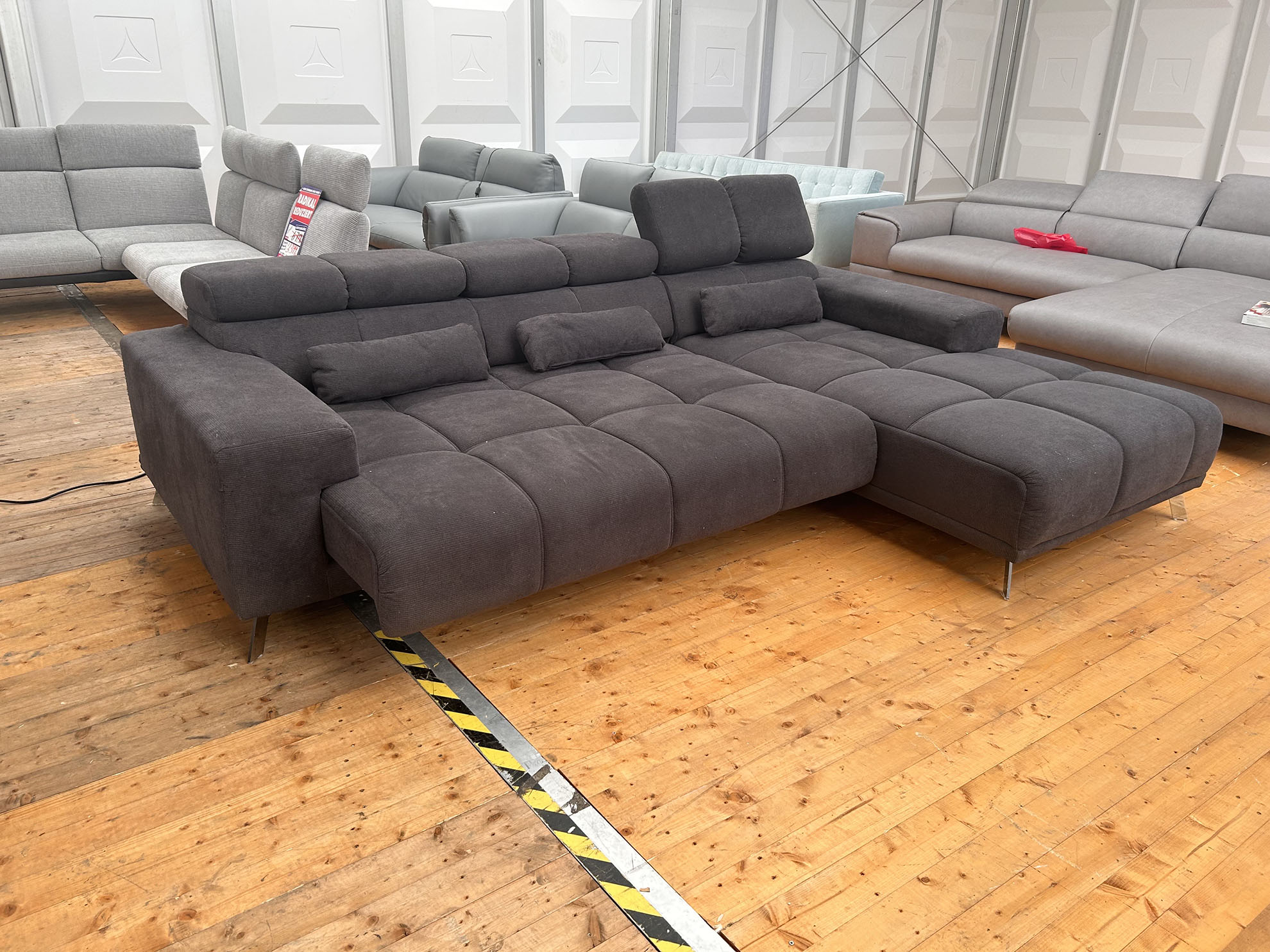 Ecksofa mit motorischen Sitzvorzug in Stoff-0646800105-35WW-A