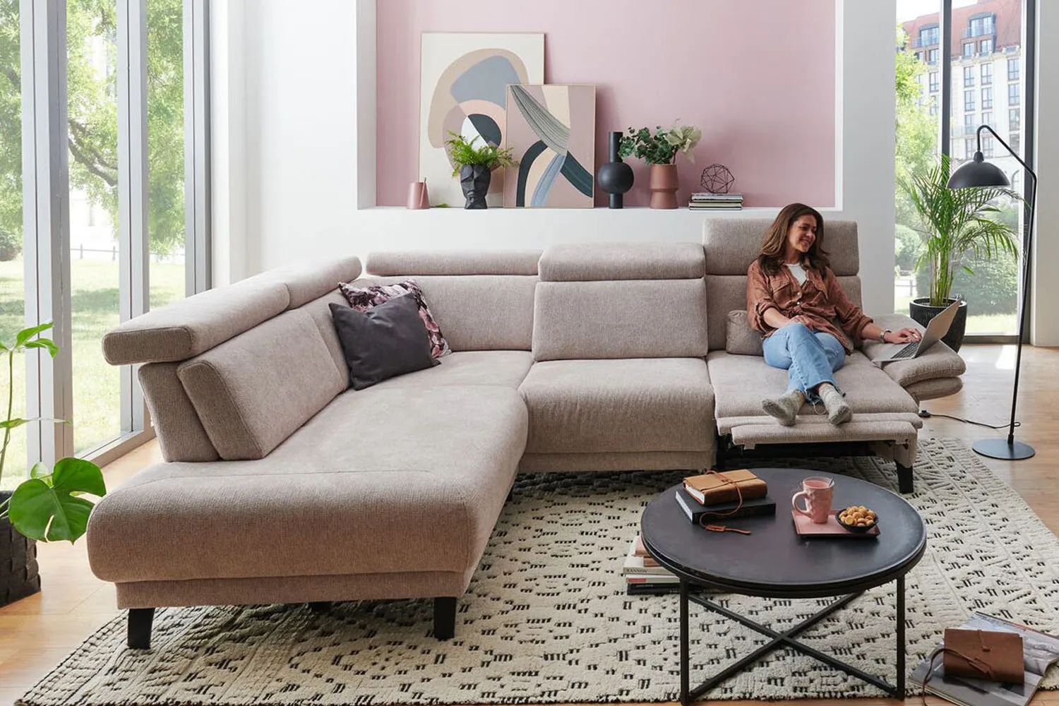 Ecksofa in L-Form mit Sitztiefenverstellung in Stoff Rosa
