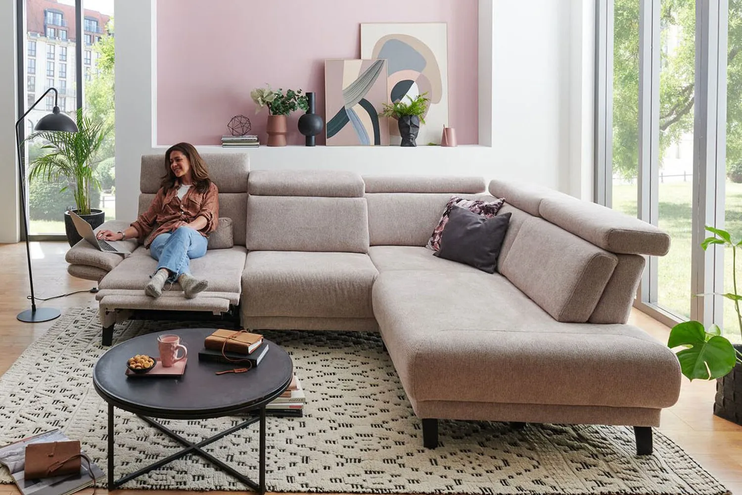Ecksofa in L-Form mit Sitztiefenverstellung in Stoff Rosa