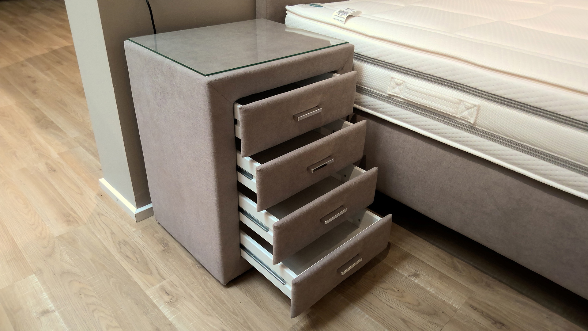 Gausmann Boxspringbett mit Wendematratze und Nachtkonsolen in Stoff -0371006300-01-02-39WW-A